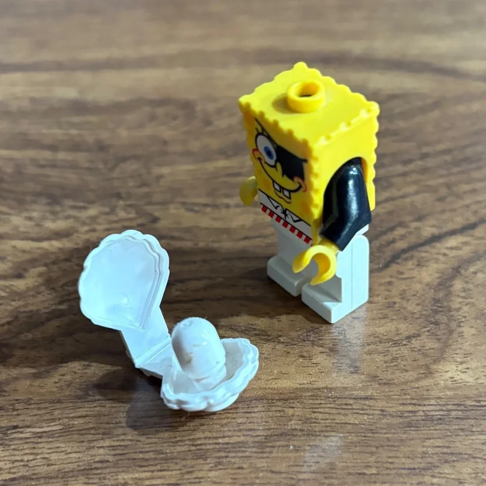LEGO SpongeBob SquarePants Tuxedo Minifigure with Eye Patch bob010 and Clam